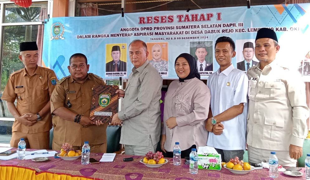 Kepala Desa Dabuk Rejo, M Huzair Nasution menyerahkan secara simbolis proposal aspirasi masyarakat kepada koordinator Reses Tahap I Anggota DPRD provinsi Sumatera Selatan dapil III kabupaten OKI dan Ogan Ilir,  Akhmad Mahidin SH, MH yang didampingi Anggota DPRD lainnya Mely Poyenda Imron, Aziz Ari Saputra SH dan H Aswan Mufti ST, MSi saat berdialog dengan masyarakat yang dihadiri Camat, Lurah, RT/RW, Kades, BPD, Tokoh Masyarakat, Tokoh Pemuda/Organisasi Pemuda, Senin (2/12/2024)