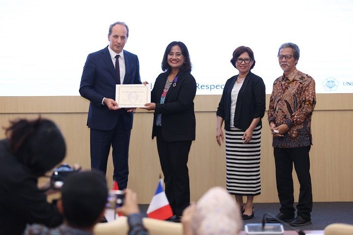 Guru Besar UGM Terima Penghargaan Remise Des Palmes Académiques