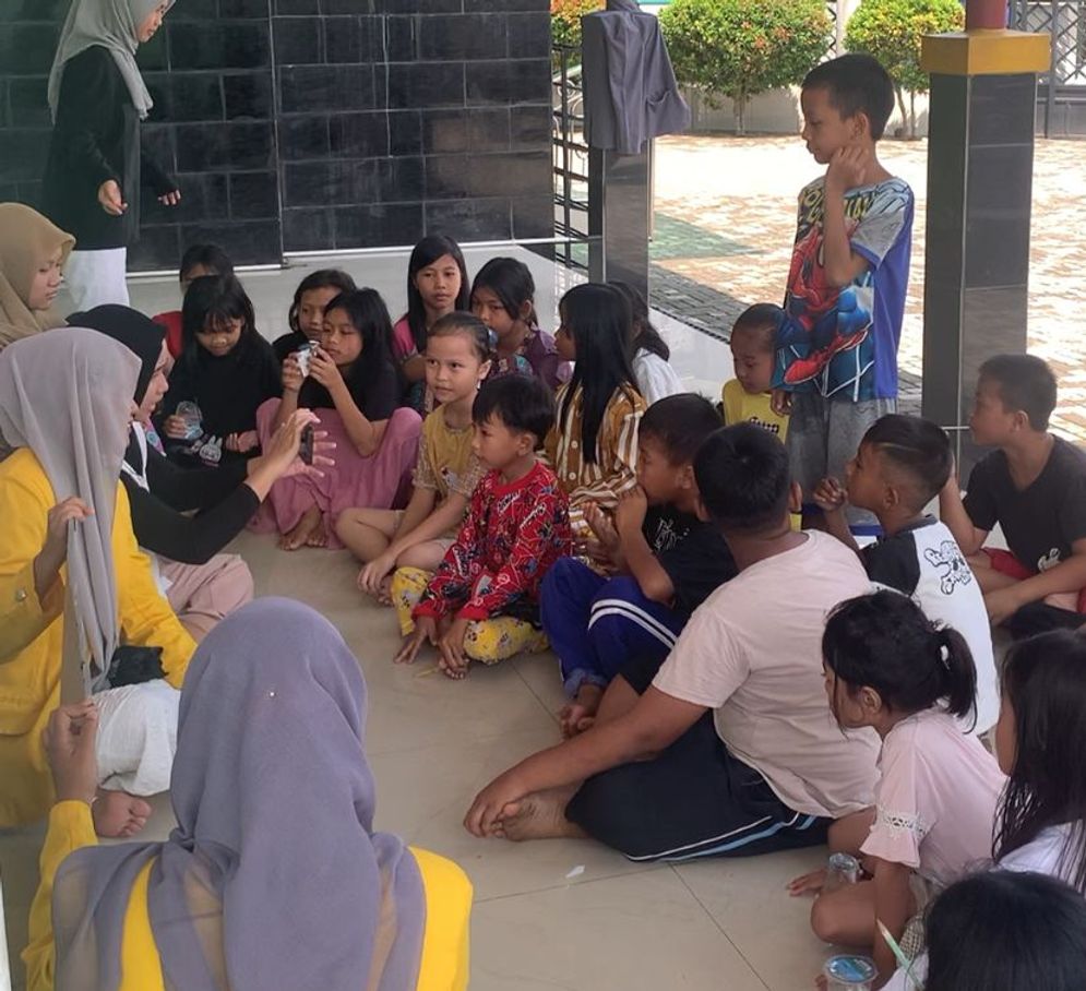 Mengeksplorasi Lingkungan Beribadah, Belajar, Bermain bersama Anak-anak