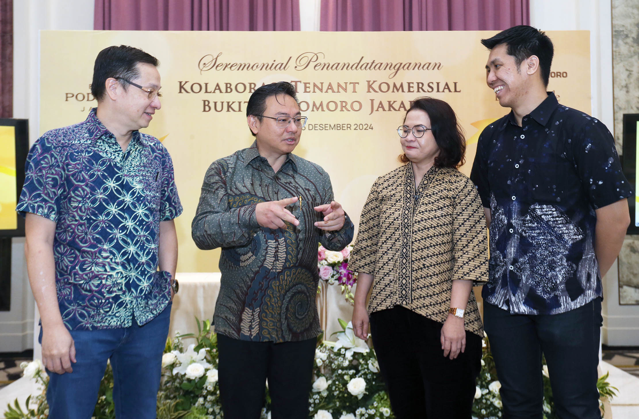 Regional Marketing Director 2 PT Agung Podomoro Land Tbk. Zaldy Wihardja (kedua kiri) bersama para tenant komersial dari Building Project Manager PT Griya Miesejati (Bakmi GM) Kevin Salim (kanan), Head of Business Development PT Multirasa Nusantara (Yoshinoya Indonesia) Desy Ernawaty (kedua kanan), dan Head of Business Development & Property PT Inti Citra Agung (Optik Melawai) Hady G Gumulia dalam Seremonial Penandatangan Kolaborasi Tenant Komersial Bukit Podomoro Jakarta, Kamis 5 Desember 2024. Foto : Panji Asmoro/TrenAsia