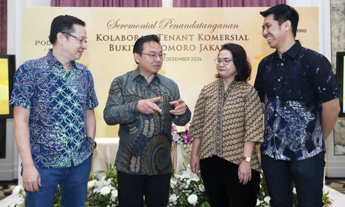 Regional Marketing Director 2 PT Agung Podomoro Land Tbk. Zaldy Wihardja (kedua kiri) bersama para tenant komersial dari Building Project Manager PT Griya Miesejati (Bakmi GM) Kevin Salim (kanan), Head of Business Development PT Multirasa Nusantara (Yoshinoya Indonesia) Desy Ernawaty (kedua kanan), dan Head of Business Development & Property PT Inti Citra Agung (Optik Melawai) Hady G Gumulia dalam Seremonial Penandatangan Kolaborasi Tenant Komersial Bukit Podomoro Jakarta, Kamis 5 Desember 2024. Foto : Panji Asmoro/TrenAsia