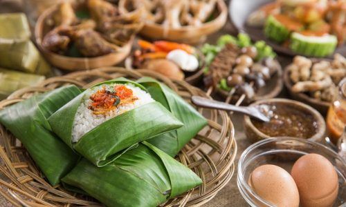 Kuliner Nasi Kucing wajib dicoba jika Anda mengunjungi Yogyakarta dalam merayakan tahun baru 2025.