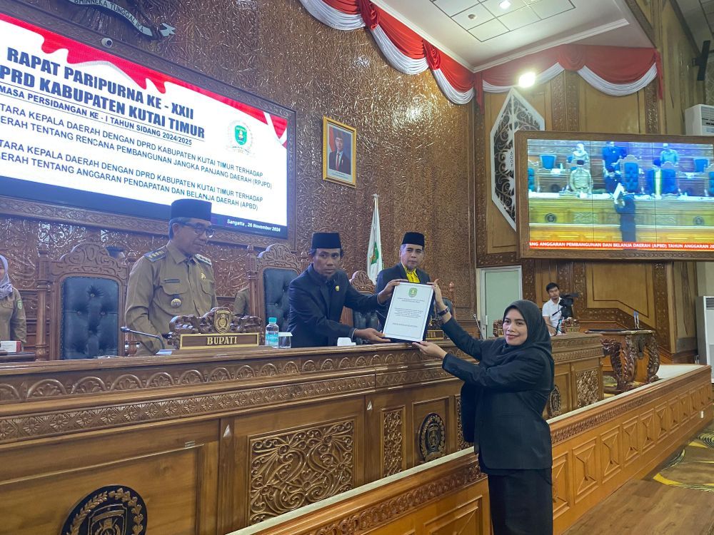 Jurubicara FFraksi PKS DPRD Kutai Timur, Hj. Uci menyerahkan pandangan fraksinya dalam Sidang Paripurna DPRD Kutim ke - 22 masa persidangan ke-1 tahun sidang 2024 tentang Raperda mengenai anggaran pendapatan dan belanja daerah (APBD) Tahun anggaran 2025, Selasa (26/11/2024).