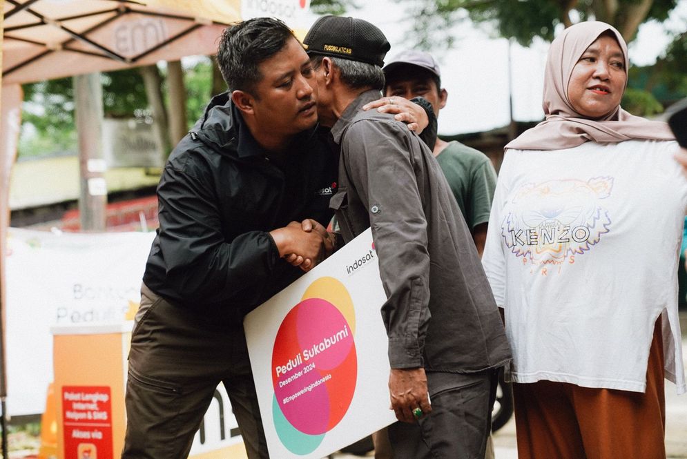 Indosat atau IOH menjalankan aksi kemanusiaan merespon bencana banjir dan tanah longsor yang menimpa wilayah Sukabumi, Jawa Barat.