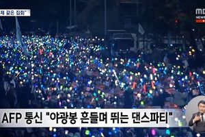 Lightstick K-Pop Bersinar dalam Aksi Protes Pemakzulan Presiden Yoon Seok Yeol.