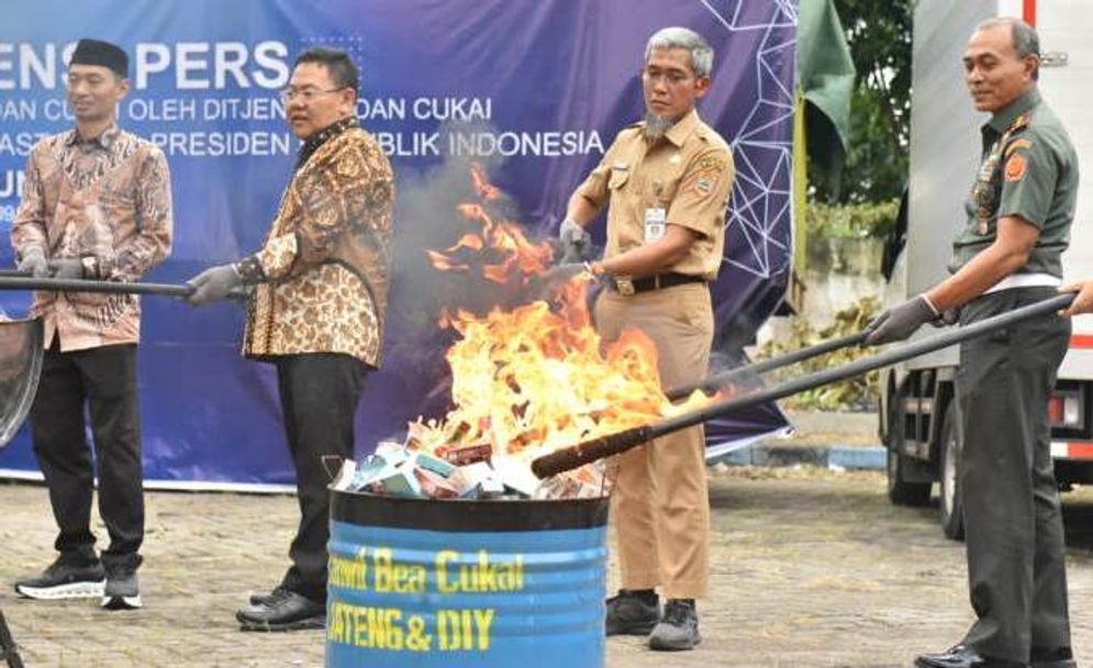 bakar rokok.jpg