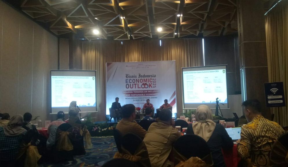 Suasana acara Bisnis Indonesia Economic Outlook 2025 di Aston Palembang