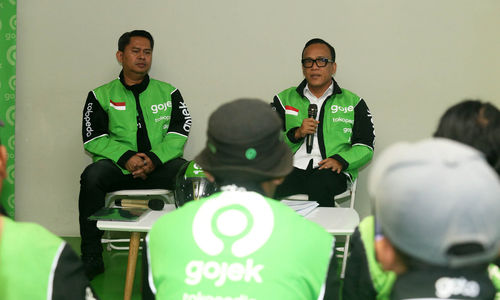 Wakil Menteri Tenaga Kerja Republik Indonesia Immanuel Ebenezer didampingi Head og Region Gojek Gede Manggala saat berdiskusi dengan mitra driver dalam acara kopdar di Kantor Gojek Kemang Timur, Selasa 10 Desember 2024. Foto : Panji Asmoro/TrenAsia