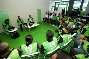 Wakil Menteri Tenaga Kerja Republik Indonesia Immanuel Ebenezer didampingi Head og Region Gojek Gede Manggala saat berdiskusi dengan mitra driver dalam acara kopdar di Kantor Gojek Kemang Timur, Selasa 10 Desember 2024. Foto : Panji Asmoro/TrenAsia