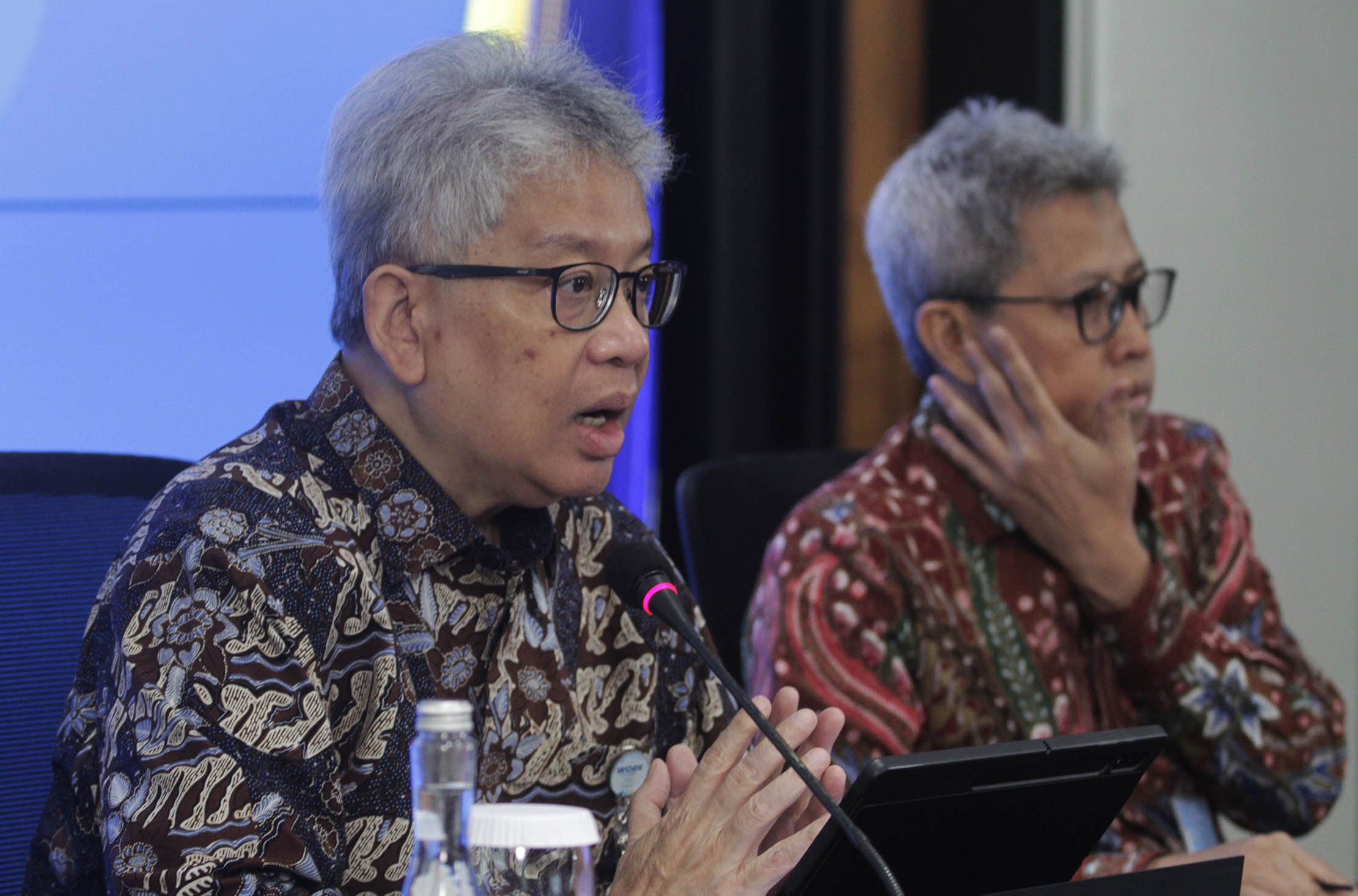 Dari ki-ka : Direktur Utama bank bjb Yuddy Renaldi bersama Direktur Keuangan bank bjb Hana Dartiwan saat public expose 2024 di Jakarta, Selasa 10 Desember 2024. Foto : Panji Asmoro/TrenAsia