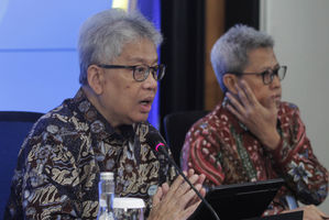 Dari ki-ka : Direktur Utama bank bjb Yuddy Renaldi bersama Direktur Keuangan bank bjb Hana Dartiwan saat public expose 2024 di Jakarta, Selasa 10 Desember 2024. Foto : Panji Asmoro/TrenAsia