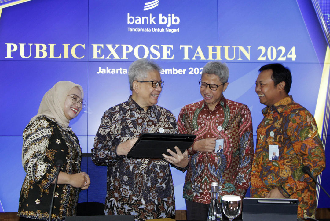 Dari ki-ka : Direktur Komersial dan UMKM bank bjb Nancy Adistyasari, Direktur Utama bank bjb Yuddy Renaldi, Direktur Keuangan bank bjb Hana Dartiwan, Direktur IT dan Transaction Banking Rio Lanasier saat public expose 2024 di Jakarta, Selasa 10 Desember 2024. Foto : Panji Asmoro/TrenAsia