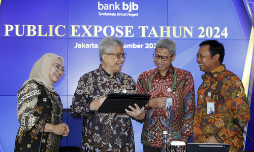 Dari ki-ka : Direktur Komersial dan UMKM bank bjb Nancy Adistyasari, Direktur Utama bank bjb Yuddy Renaldi, Direktur Keuangan bank bjb Hana Dartiwan, Direktur IT dan Transaction Banking Rio Lanasier saat public expose 2024 di Jakarta, Selasa 10 Desember 2024. Foto : Panji Asmoro/TrenAsia