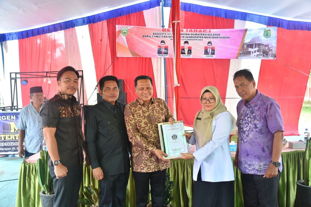 Anggota DPRD Sumsel Dapil IX Kabupaten Musi Banyuasin ketika menerima proposal aspirasi SMK 3 Lumpatan pada saat reses tahap I tahun 2024