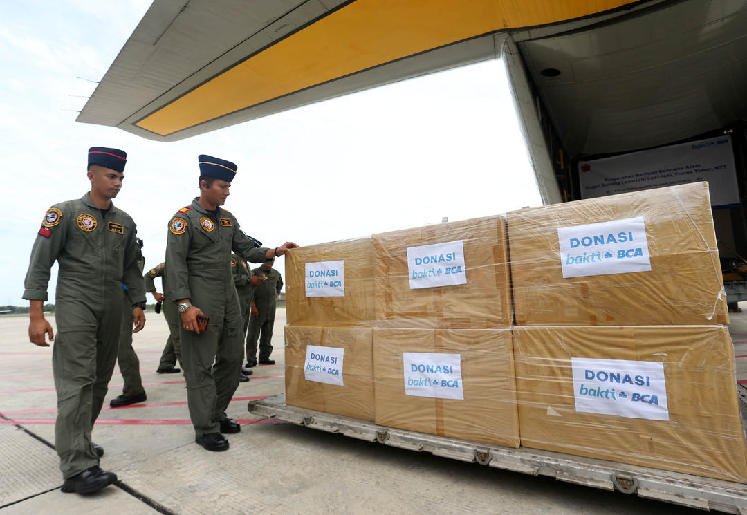 Seremoni Penyerahan Bantuan Bencana Alam Erupsi Gunung Lewotobi Laki-laki Flores Timur, NTT, di Lanud Halim Perdanakusuma, Jakarta. Kamis 12 Desember 2024. Foto : Panji Asmoro/TrenAsia