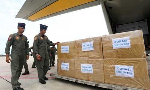 Seremoni Penyerahan Bantuan Bencana Alam Erupsi Gunung Lewotobi Laki-laki Flores Timur, NTT, di Lanud Halim Perdanakusuma, Jakarta. Kamis 12 Desember 2024. Foto : Panji Asmoro/TrenAsia