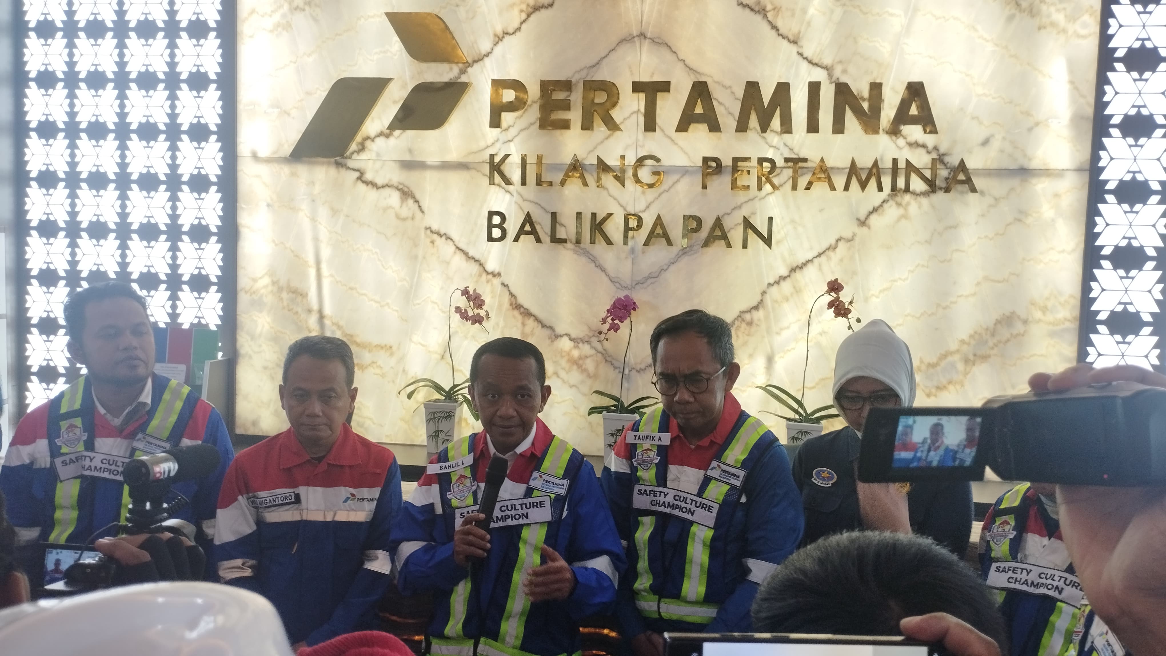 Menteri ESDM Bahlil Lahadalia usai meninjau Proyek RDMP Kilang Pertamina Balikpapan, Kalimantan Timur