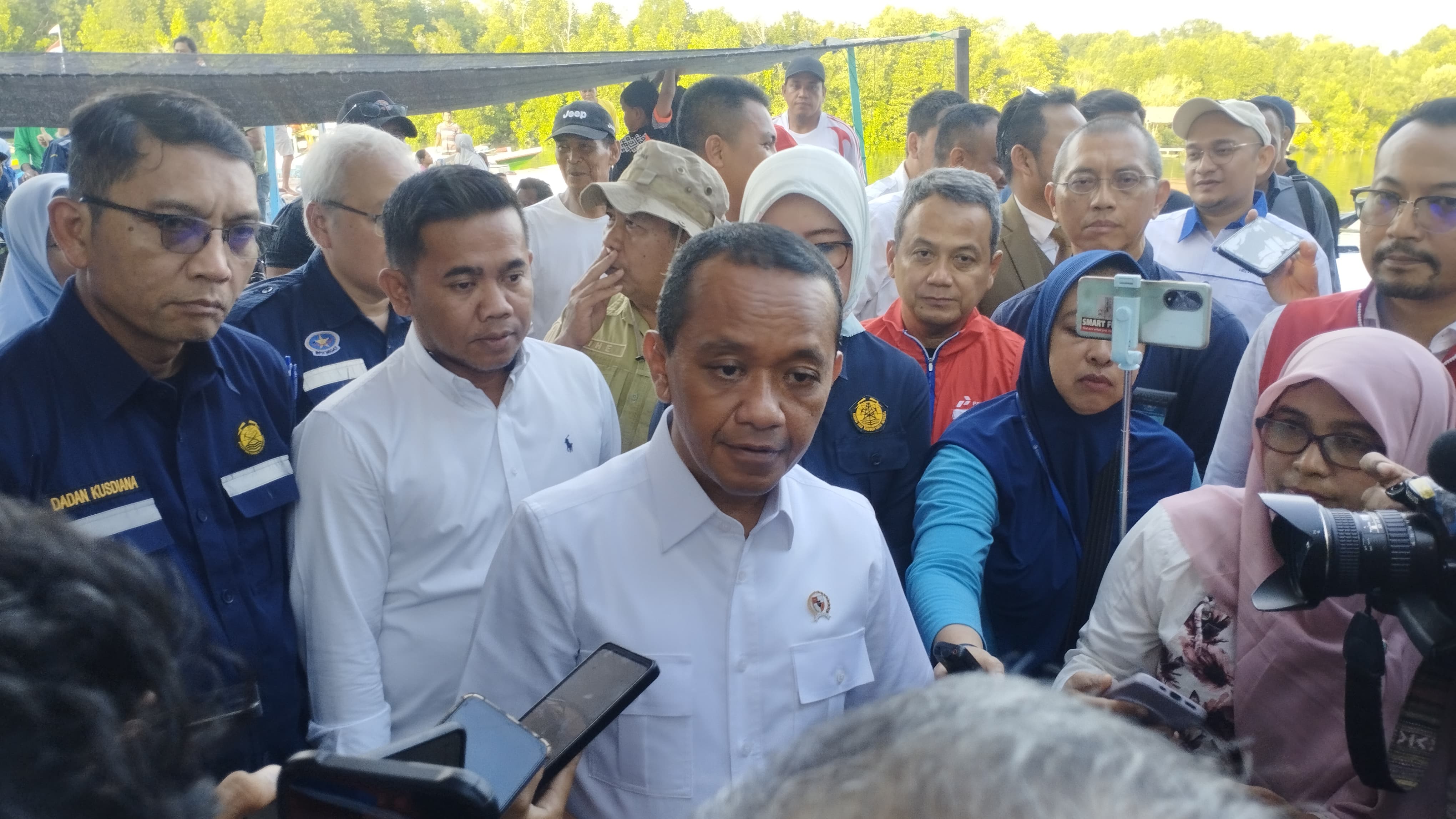 Menteri ESDM Bahlil Lahadalia usai meninjau SPBUN 68.76103 Balikpapan oleh PT Tiga Niaga Energy di Balikpapan, Kalimantan Timur.