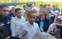 Menteri ESDM Bahlil Lahadalia usai meninjau SPBUN 68.76103 Balikpapan oleh PT Tiga Niaga Energy di Balikpapan, Kalimantan Timur.