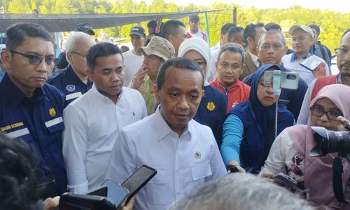 Menteri ESDM Bahlil Lahadalia usai meninjau SPBUN 68.76103 Balikpapan oleh PT Tiga Niaga Energy di Balikpapan, Kalimantan Timur.