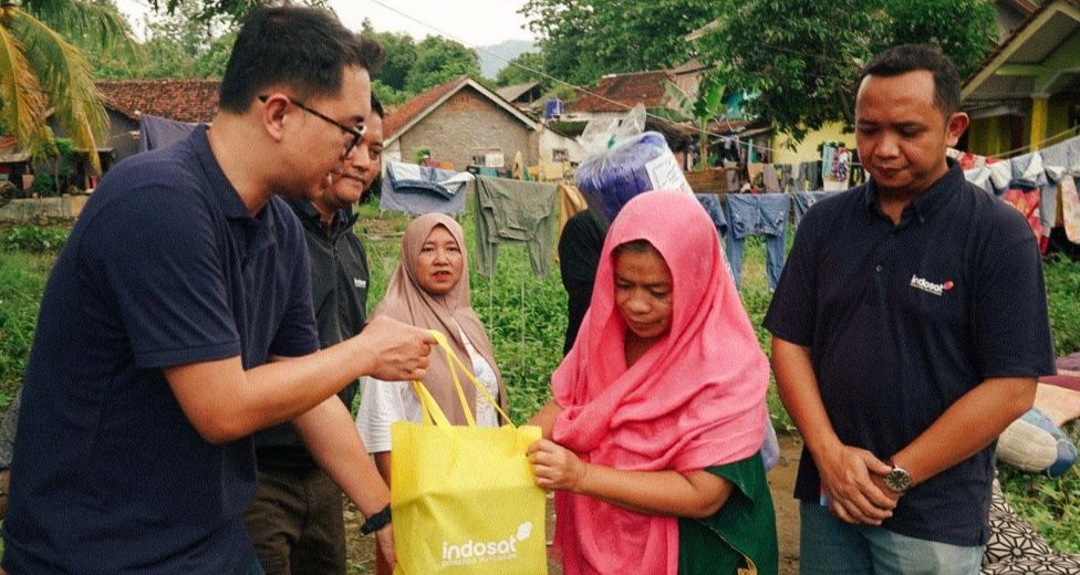 
 Indosat menjalankan aksi kemanusiaan merespon bencana banjir dan tanah longsor di wilayah Sukabumi