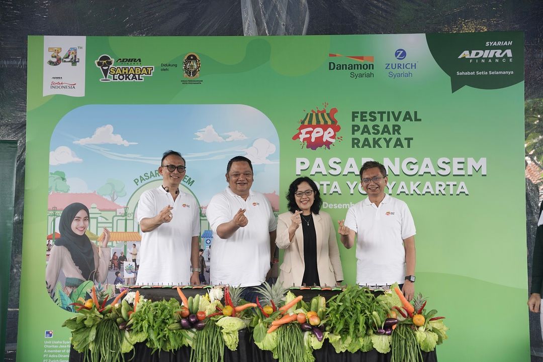 Festival Pasar Rakyat (FPR) 2024 yang digagas oleh PT Adira Dinamika Multi Finance, Tbk (Adira Finance/ADMF) melalui unit usaha syariah, bersama Danamon Syariah dan Zurich Syariah, resmi menutup rangkaian kegiatannya di Pasar Ngasem Yogyakarta. Acara ini berlangsung pada 14-15 Desember 2024.