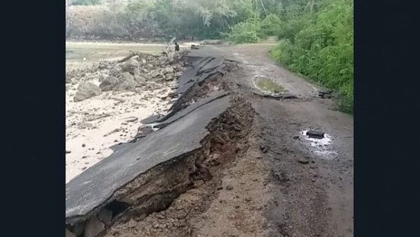 Ruas Jalan Trans Utara Flores di Enabara, Maurole Terancam Ambruk