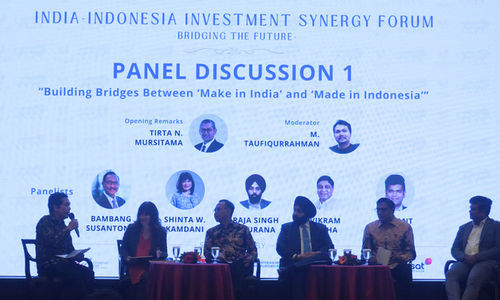 Dari kiri ke kanan Pemimpin Redaksi The Jakarta Post; Ketua Umum APINDO; Mantan Wakil Presiden ADB; Wakil Presiden Invest India; CEO Indosat Ooredoo Hutchison; dan Direktur RR Global..jpg