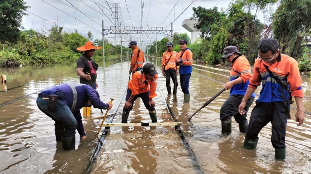 KAI Daop 1 menangani dampak banjir rob.