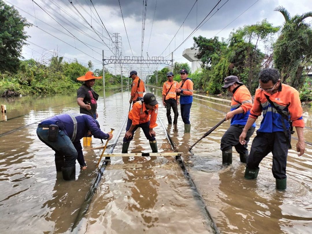 KAI Daop 1 menangani dampak banjir rob.