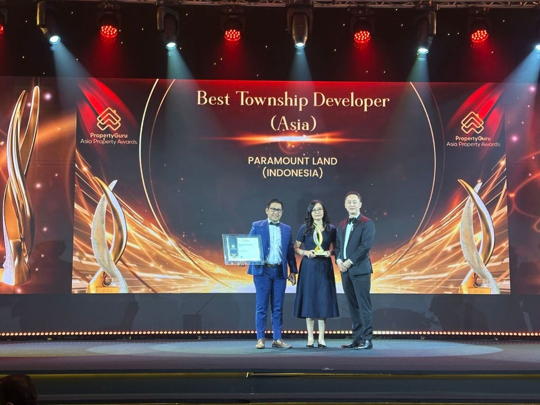 Paramount Land raih ‘Best Township Developer’di Asia pada ajang PropertyGuru Asia Property Awards 2024. M. Nawawi, Presiden Direktur Paramount Land (kiri) didampingi Santi Meilawati, Direktur Paramount Land (tengah), saat menerima penghargaan.  