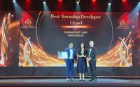 Paramount Land raih ‘Best Township Developer’di Asia pada ajang PropertyGuru Asia Property Awards 2024. M. Nawawi, Presiden Direktur Paramount Land (kiri) didampingi Santi Meilawati, Direktur Paramount Land (tengah), saat menerima penghargaan.  