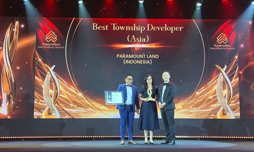 Paramount Land raih ‘Best Township Developer’di Asia pada ajang PropertyGuru Asia Property Awards 2024. M. Nawawi, Presiden Direktur Paramount Land (kiri) didampingi Santi Meilawati, Direktur Paramount Land (tengah), saat menerima penghargaan.  