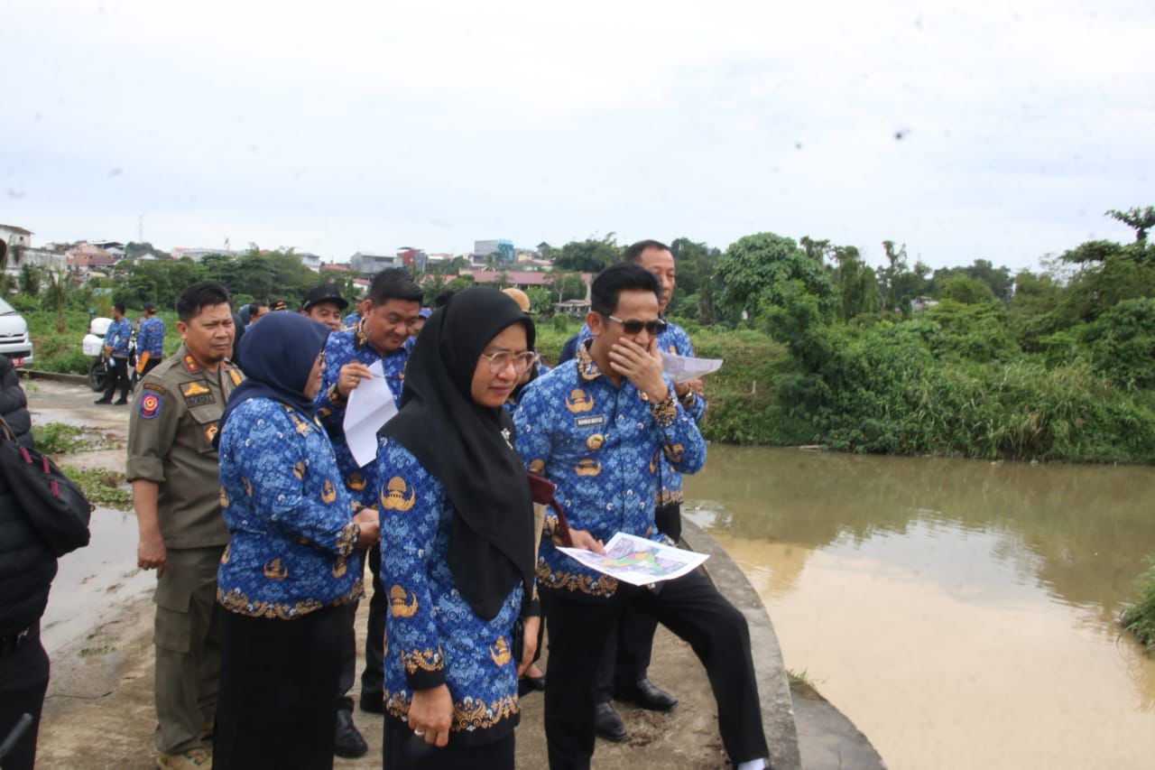 Wali Kota Balikpapan Rahmad Mas'ud bersama Forkopimda, Sekda Balikpapan, Muhaimin beserta para pejabat di lingkungan Pemkot Balikpapan meninjau lokasi bendali hulu ampal, Selasa, 17 Desember 2024.