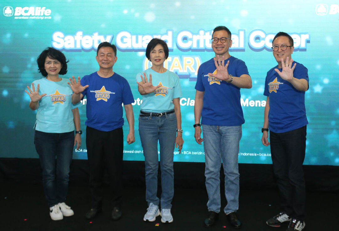 (Ki-Ka) Direktur & Chief Distribution Officer (CDO) BCA Life Eva Agrayani, Direktur BCA Frengky Chandra Kusuma, Presiden Direktur & Chief Executive Officer (CEO) BCA Life Christine Setyabudhi, Direktur BCA Haryanto T. Budiman dan Executive Vice President (EVP) Wealth Management BCA Indrawan B. dalam peluncuran produk STAR di Jakarta. Foto : Panji Asmoro/TrenAsia
