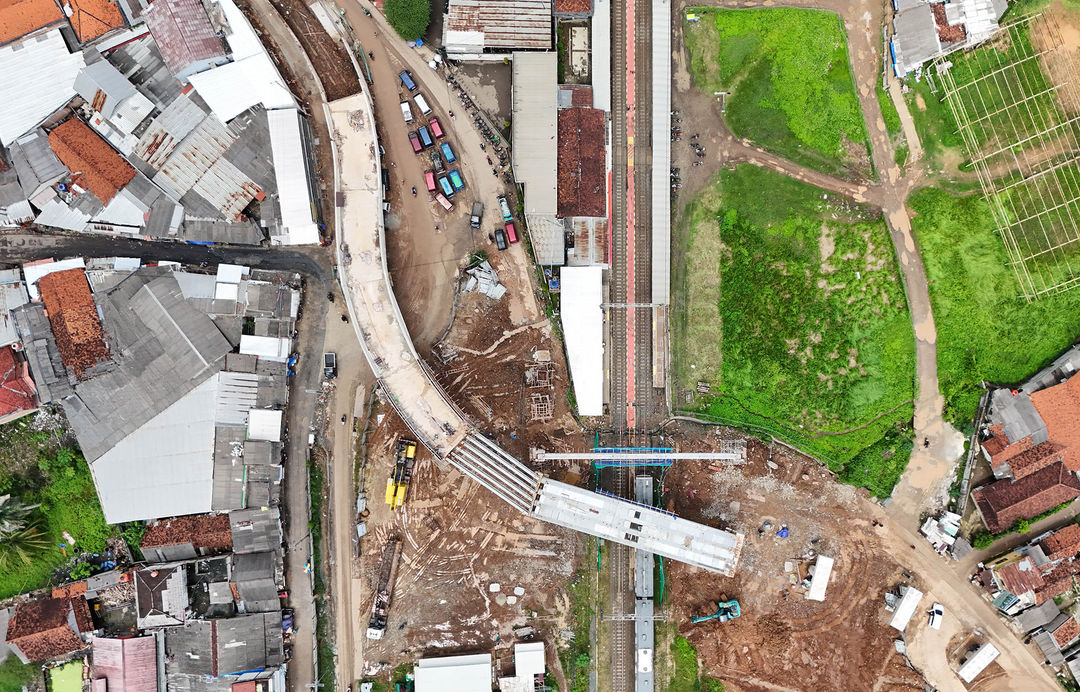 Proses pembangunan proyek flyover Kota Podomoro Tenjo yang dilaksanakan oleh PT Mitra Abadi Utama, perusahaan pengembang yang merupakan bagian dari Agung Podomoro Group bekerjasama dengan Kementerian Perhubungan, PT Kereta Api Indonesia (KAI), dan Pemerintah Kabupaten Bogor.. Kamis 19 Desember 2024. Foto : Panji Asmoro/TrenAsia 
