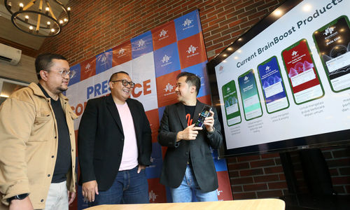 Founder BrainBoost & Tribelio, Denny Santoso (kanan)  bersama para pengguna saat Peluncuran BrainBoost di Jakarta. 20 Desember 2024. Foto : Panji Asmoro/TrenAsia