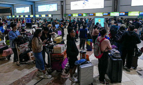 Nampak kepadatan penumpang di Bandara Soekarno Hatta jelang libur Natal dan Tahun Baru 2025. Untuk tahun ini kepadatan penumpang diprediksi meningkat sekitar 6 % dibanding tahun lalu. Foto : Panji Asmoro/TrenAsia