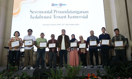 Head of Marketing Kota Podomoro Tenjo Rubby Agustianto (tengah) berfoto bersama tenant-tenant baru di kawasan Kota Podomoro Tenjo dalam acara Year End Gathering & Collaboration Kota Podomoro Tenjo. 22 Desember 2024. Foto : Panji Asmoro/TrenAsia