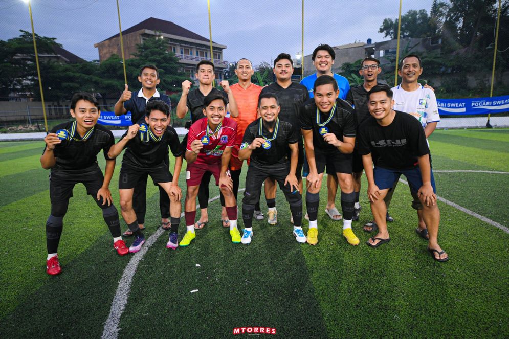 Pemain FBI Regional Lampung berfoto bersama usai menjadi runner-up dalam Minisoc Pinalty Competition yang digelar CISC Lampung di Lapangan Minisoccer Migo, Minggu (22/12/2024).