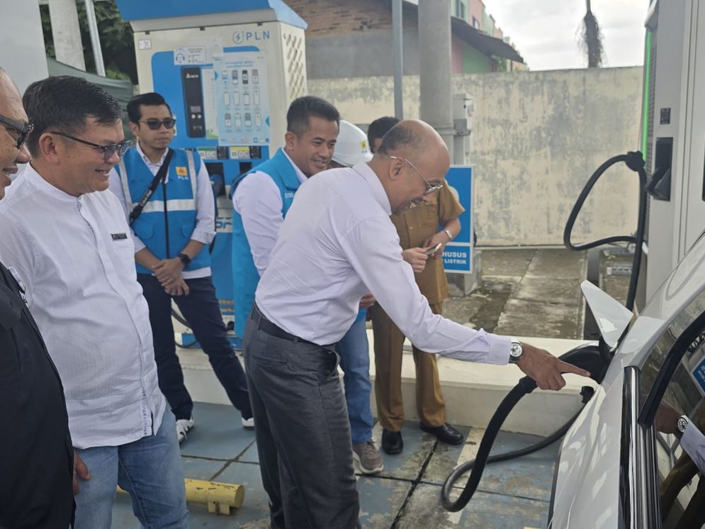 Dalam rangka menyambut libur Natal dan Tahun Baru (Nataru), PLN Unit Induk Distribusi (UID) Lampung menggelar uji coba kendaraan listrik sekaligus memantau kesiapan Stasiun Pengisian Kendaraan Listrik Umum (SPKLU) di wilayah Lampung. 