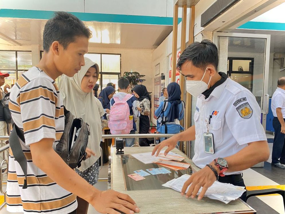 Petugas memeriksa tiket penumpang di Stasiun Kereta Api Indonesia (KAI) Kertapati untuk memastikan kelengkapan dokumen perjalanan menjelang keberangkatan, Rabu (25/12/2024)