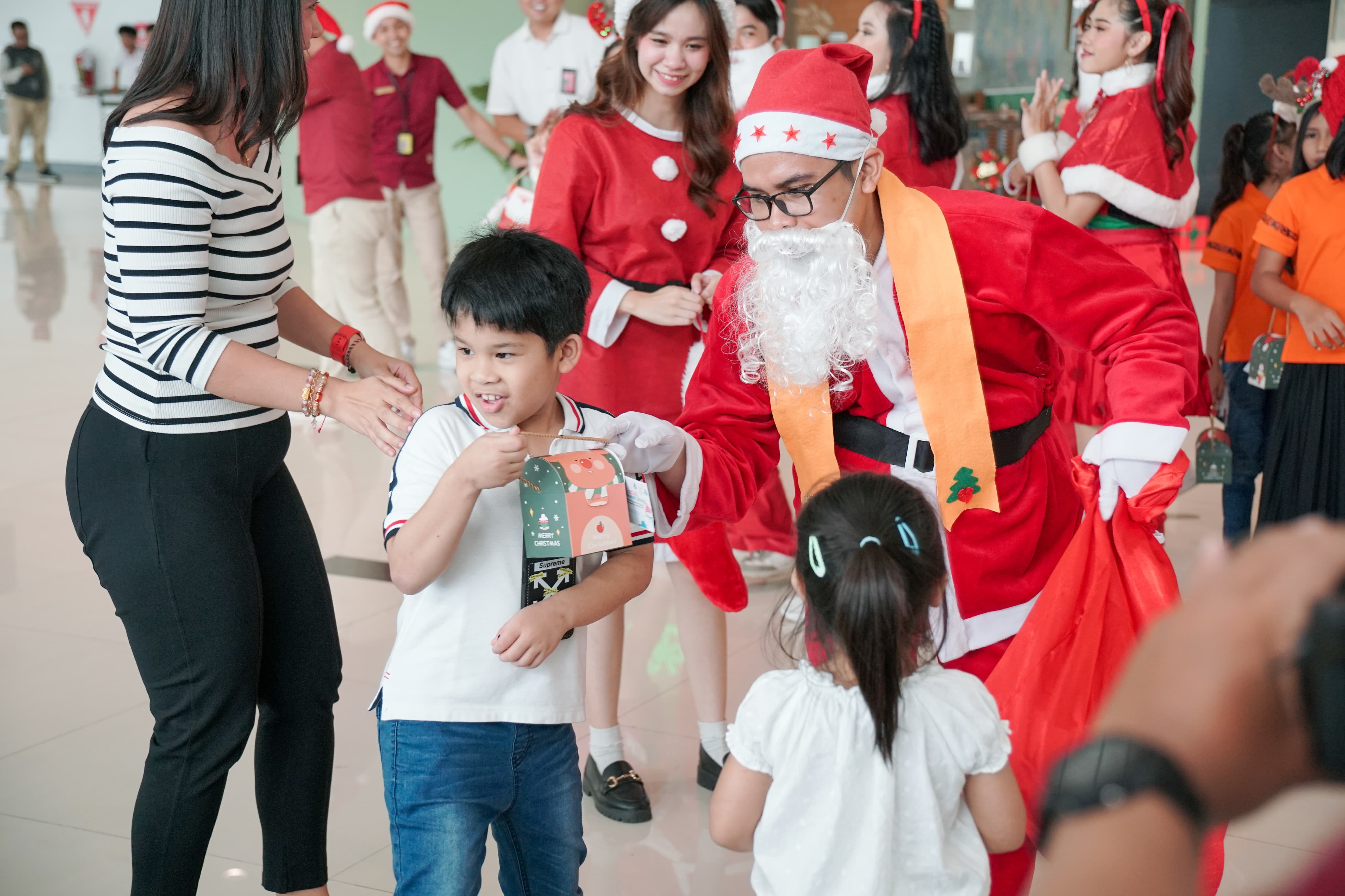 Berbagi Kebahagiaan di Hari Natal 2024, Bandara Sepinggan Bagikan Ratusan Bingkisan 