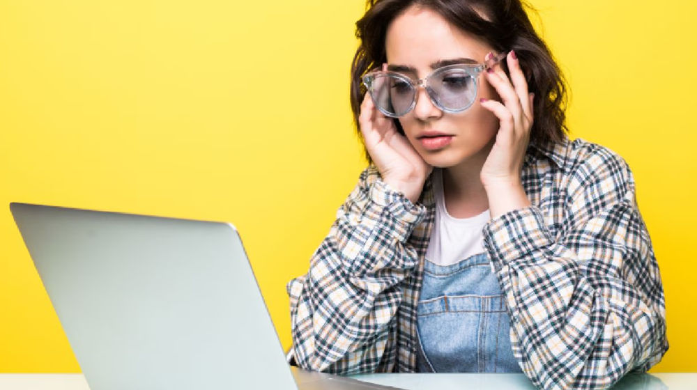 Terlalu lama menatap layar dapat menyebabkan mata kering.