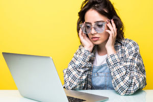 Terlalu lama menatap layar dapat menyebabkan mata kering.