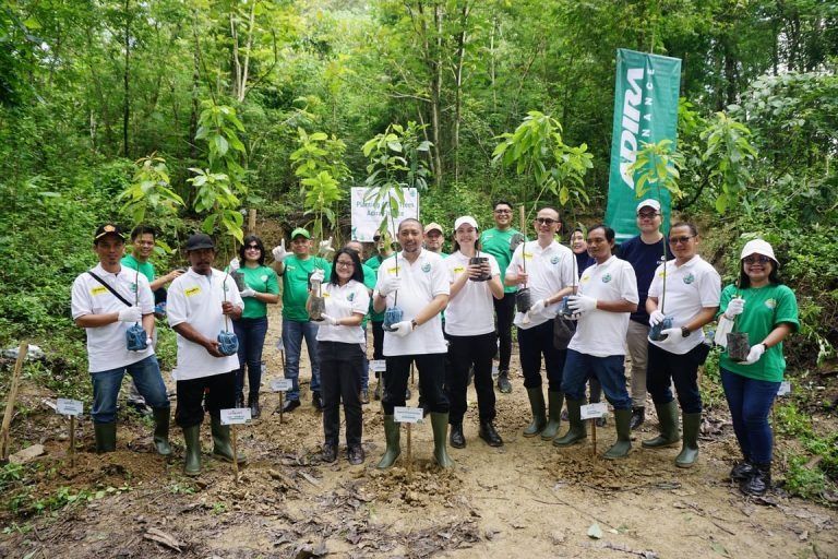 PT Adira Dinamika Multi Finance, Tbk. (Adira Finance) kembali menggelar program pelestarian lingkungan dengan melakukan penanaman 4.000 pohon alpukat di Desa Jabungan, Semarang. Desa ini memiliki kontur berbukit dan tanah yang subur, menjadikannya kawasan strategis untuk kegiatan penghijauan. 