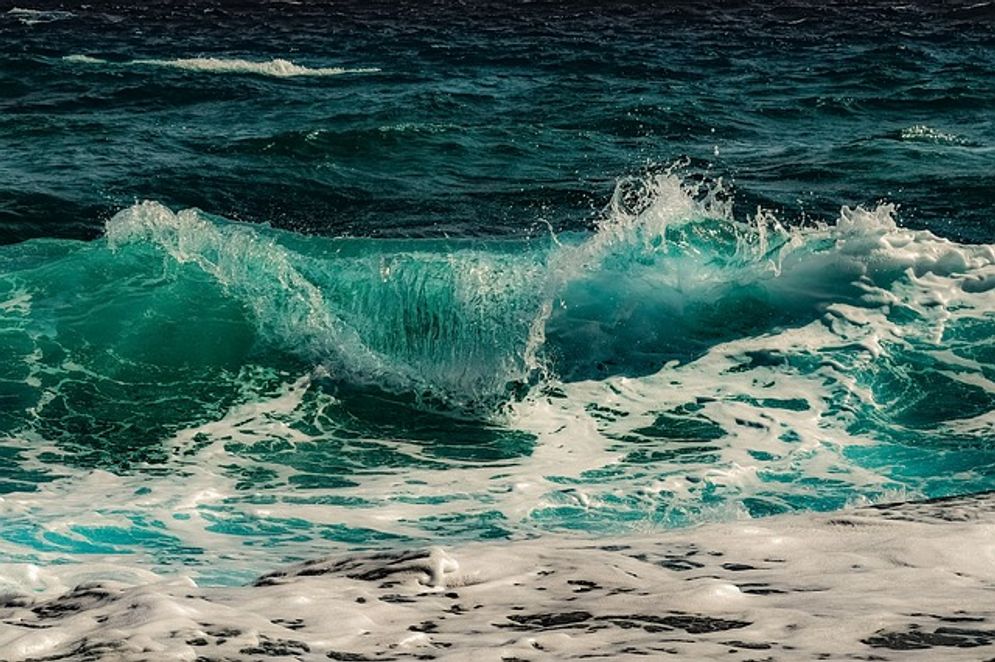 Gelombang Tinggi, Pengelola Wisata Bahari Diminta Perketat Aturan Berenang di Pantai