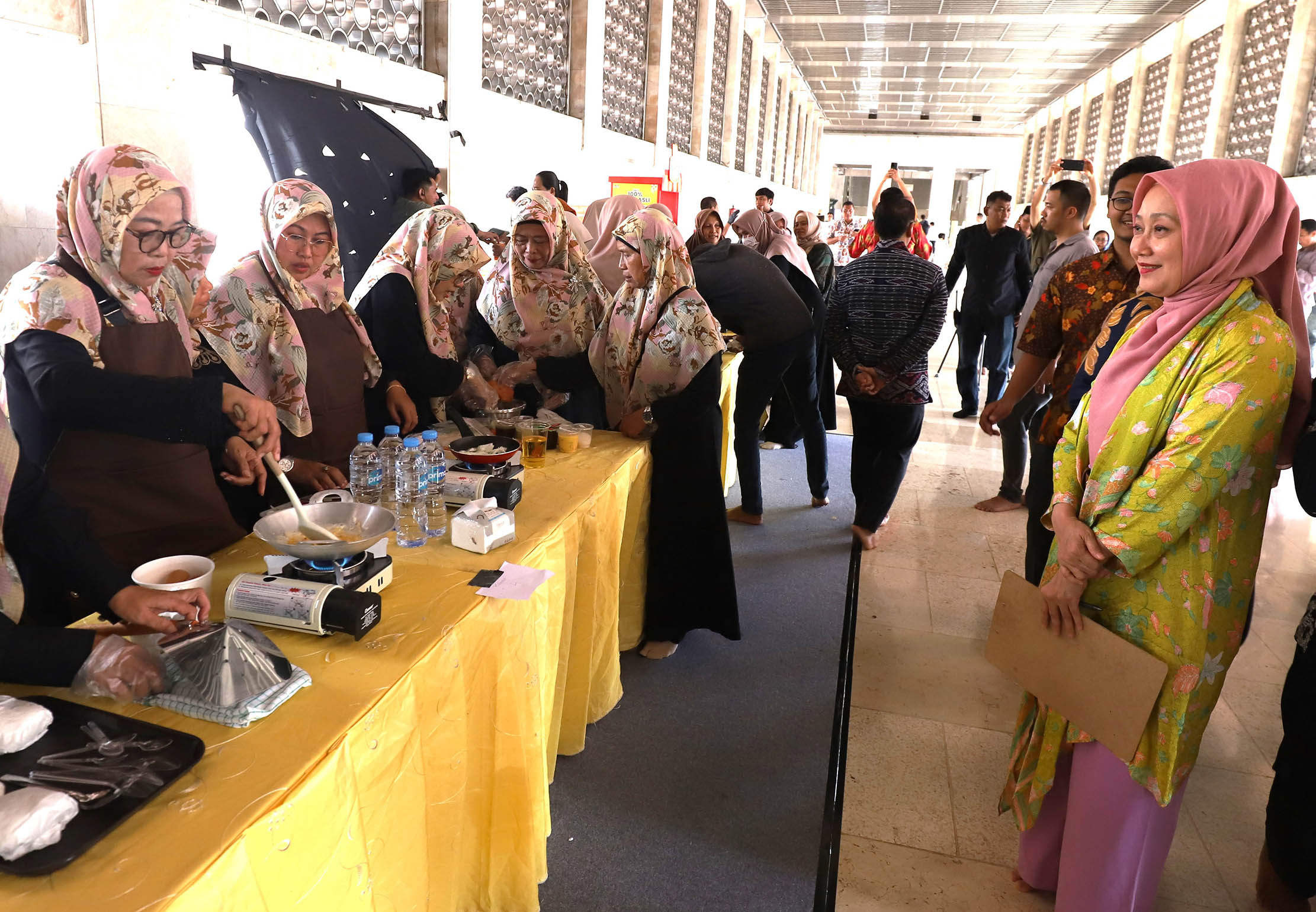 Human Resources & General Services Director PT Rekso Nasional Food Yulianti Hadena (Kanan) memantau kegiatan lomba memasak bersama Istiqlal Global Fund (IGF) - Badan Pengelola Masjid Istiqlal (BPMI) di Jakarta. Foto : Panji Asmoro/TrenAsia