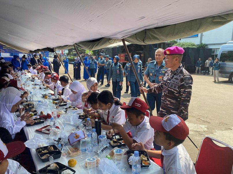 Dalam rangka memperingati Hari Anak Nasional, Batalyon Perbekalan dan Peralatan 1 Marinir (Yonbekpal 1 Mar) berkolaborasi dengan Lembaga Kedokteran Gigi (Ladokgi) TNI AL melaksanakan pemberian makanan bergizi kepada anak-anak Sekolah Dasar (SD) di sekitaran Ladokgi Pejompongan Jakarta Pusat, Juli 2024 lalu.