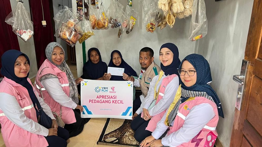 Yuna (tengah) pedagang warung rumahan di Gg. Nuri Tanjung Karang menjadi salah satu penerima manfaat program Apresiasi Pedagang Kecil oleh YBM dan Srikandi PLN UID Lampung.